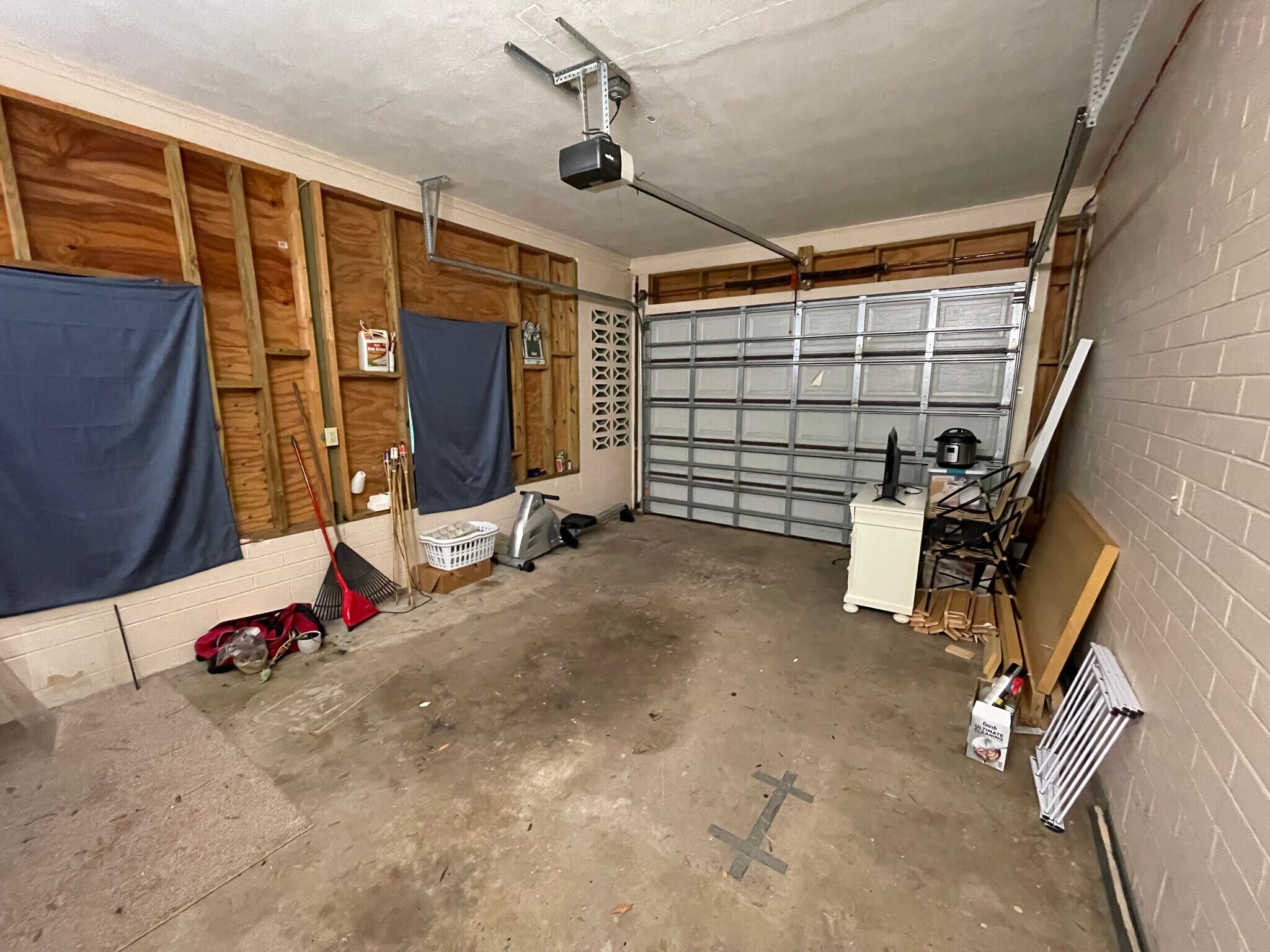 Spacious garage - 3125 W University Ave