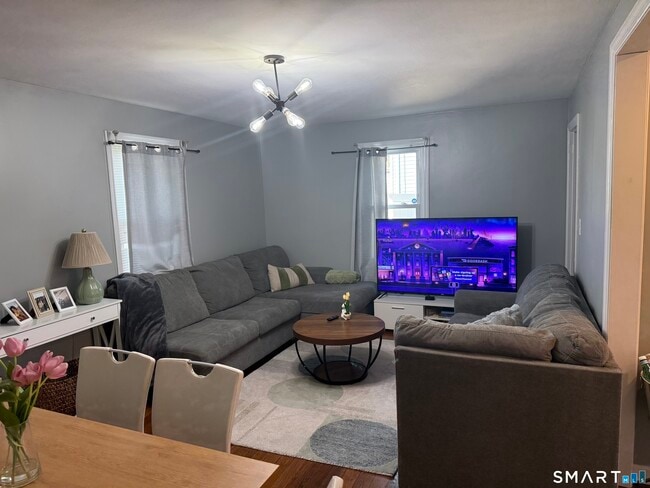 Building Photo - 507 Queen St