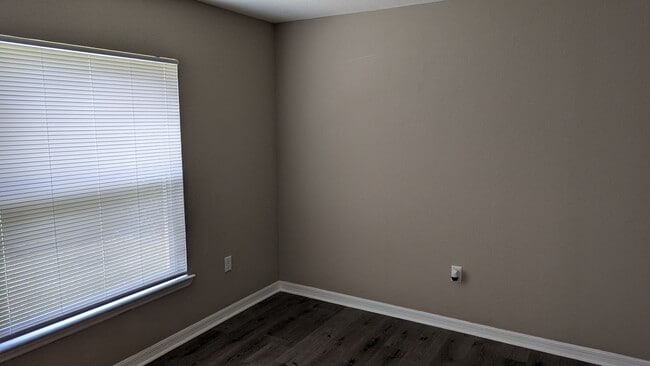 Building Photo - 4 Bedroom 2 Bath in Summerfield Florida