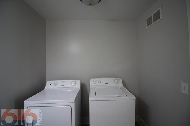 Building Photo - 858 Dayton St SW