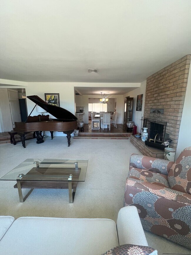 Building Photo - Scenic Hillside Living – Spacious 3 Bed, 2 Bath with Sweeping Views