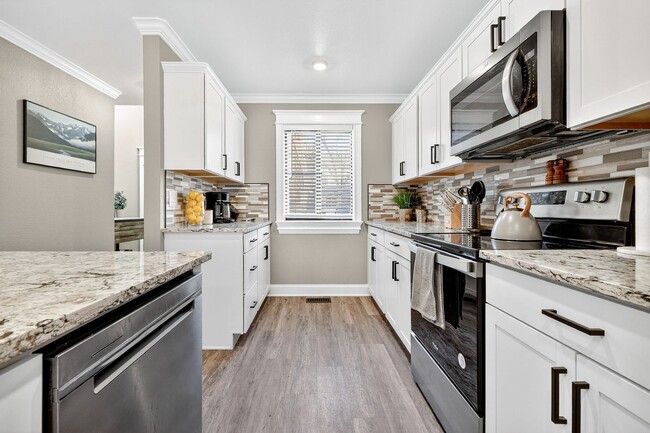 Building Photo - Two Bedroom Townhome W/ Garage!