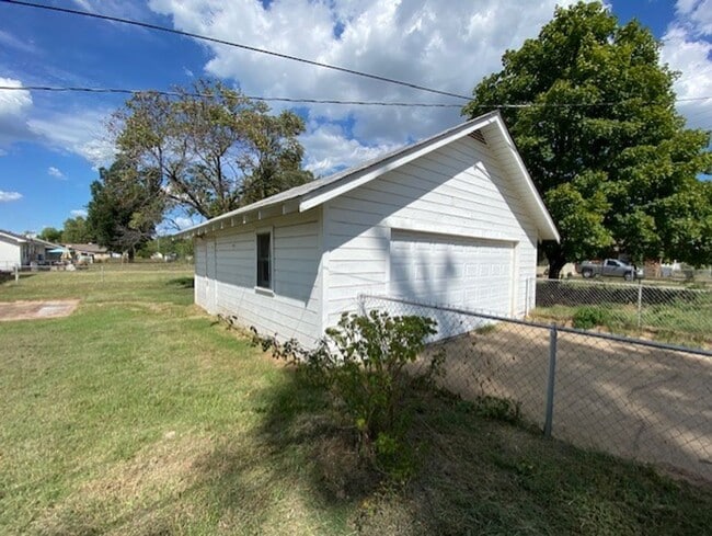 Building Photo - 3 Bed, 2 Bath Corner Lot in Tulsa!