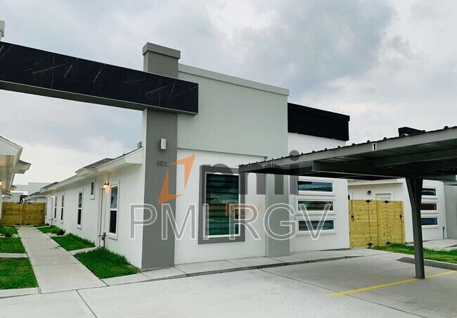 Building Photo - 805 W Garrison Dr