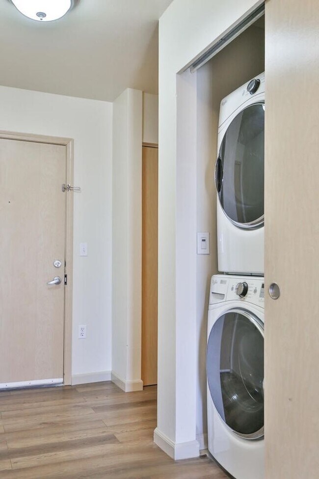 Building Photo - Cozy & Bright 2BD/2BTH Condo for Lease in ...