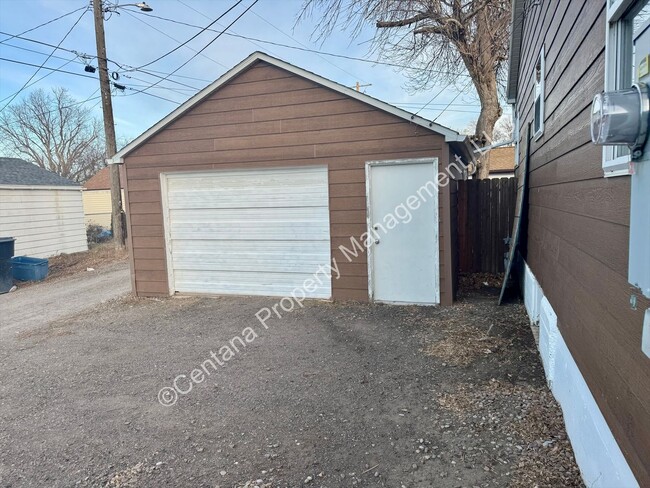 Building Photo - Semi-Furnished 5 bed 2 bath with large fenced yard for rent!