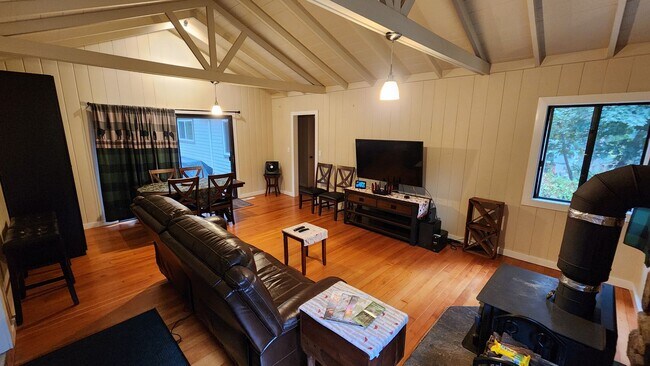 Building Photo - Beautiful Boulder Creek Redwood Cabin!