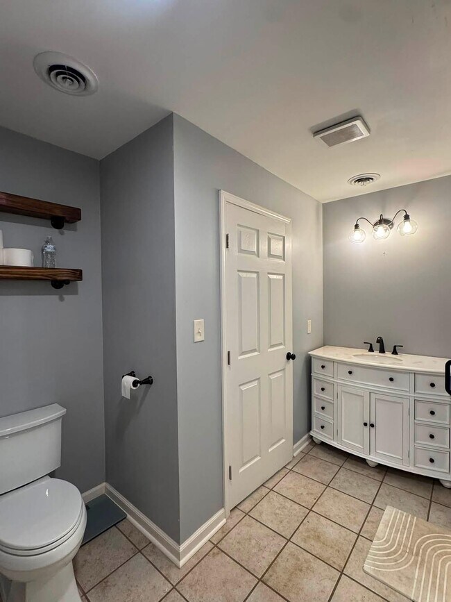 Building Photo - 1498 Garland Dr