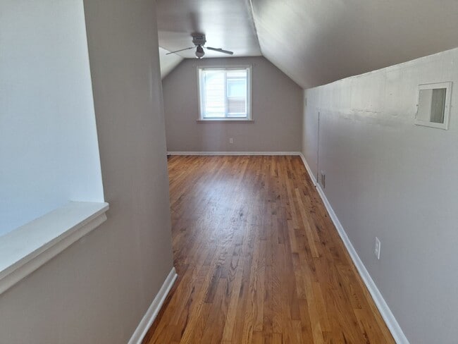 Building Photo - Charming 3 bedroom bungalow freshly updated