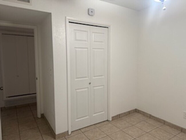 Building Photo - Casas Del Oeste