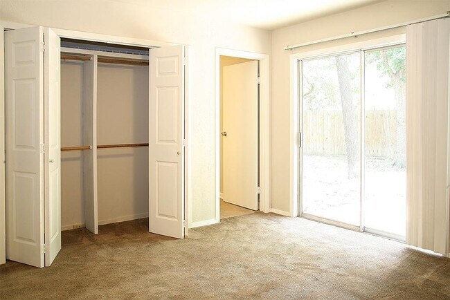 Building Photo - 9 Wolfhound Ln