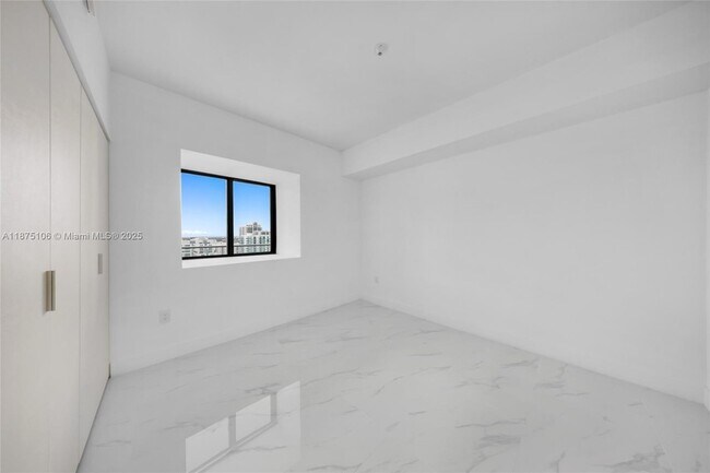 Building Photo - 700 NE 24th St