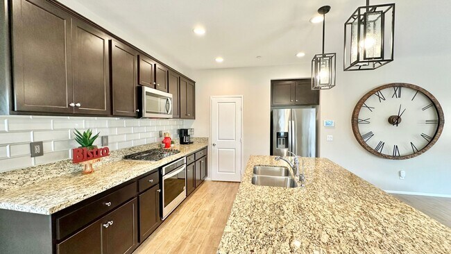 Building Photo - Beautiful "Model" Home in the Horse Creek ...