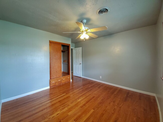 Building Photo - 4 Bedroom 2 bath Home in Shawnee