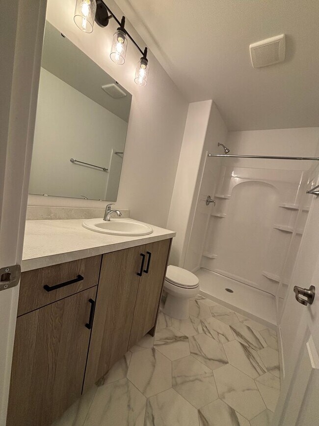 Building Photo - 3 Bed 3 Bath Townhome