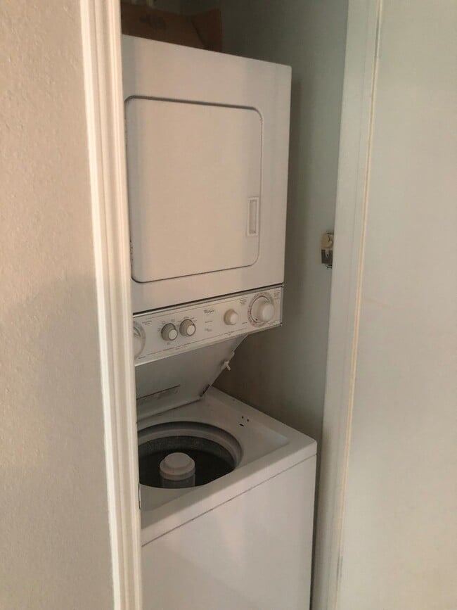 Building Photo - UT PRE-LEASE: 2 bed/2 bath West Campus Condo with cathedral ceilings, washer/dryer, 2 RSVD Pkg, B...