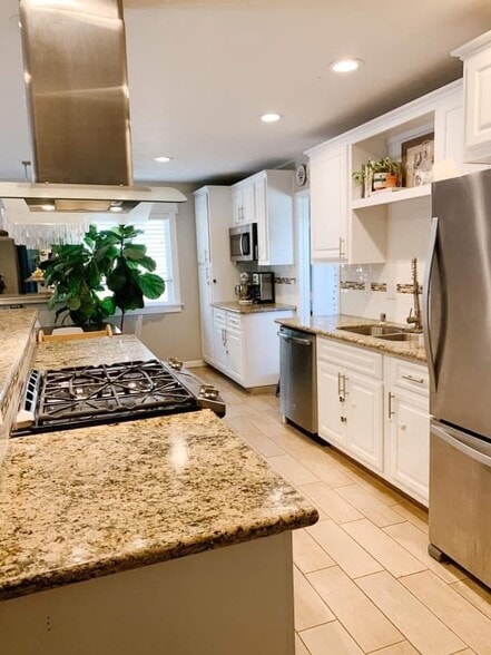 Building Photo - 9761 Roe Dr.