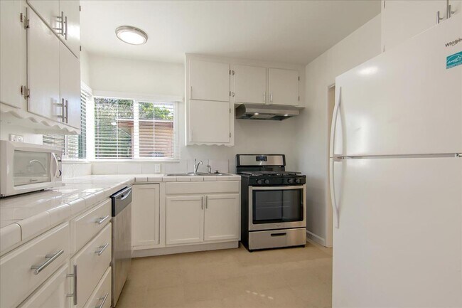 Building Photo - 11856 Beatrice St