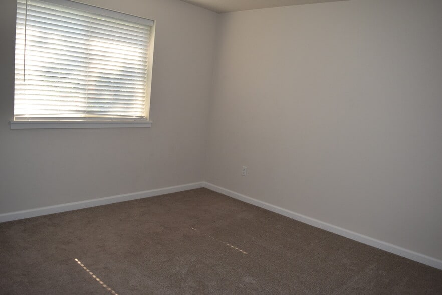 Building Photo - 836 SE Linden Ct