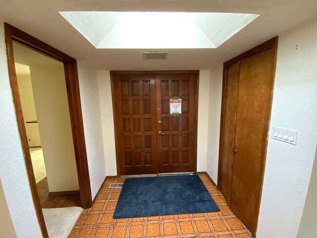 Building Photo - 3 Bedroom Single Story Home Available Near...