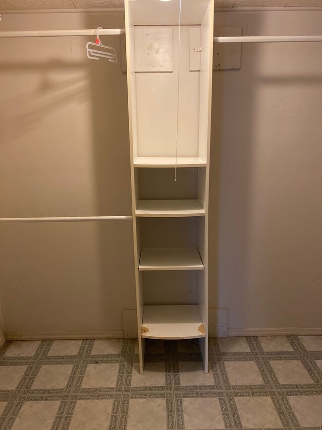 Building Photo - 4 Bedroom House in Alton