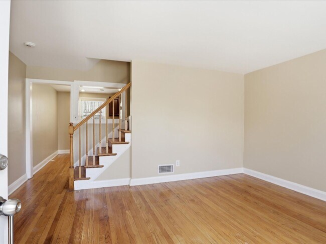 Building Photo - 738 Yale Ave