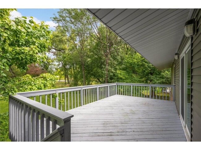 Building Photo - 11004 Oak Knoll Terrace N