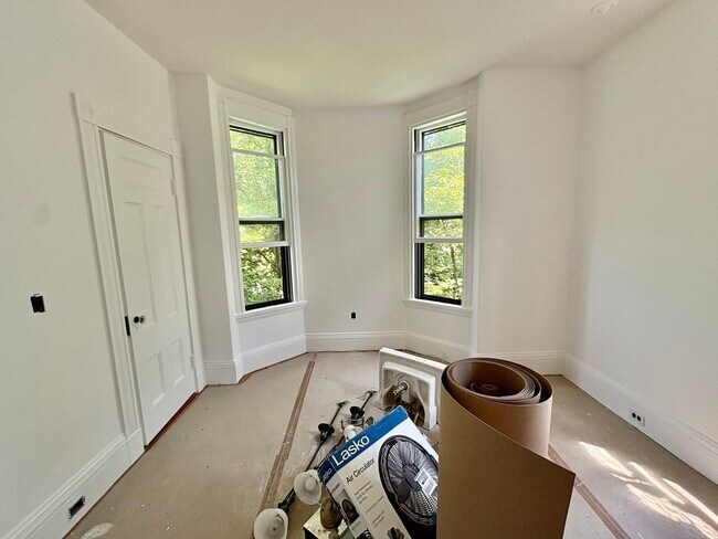 Building Photo - 33 Brewster St