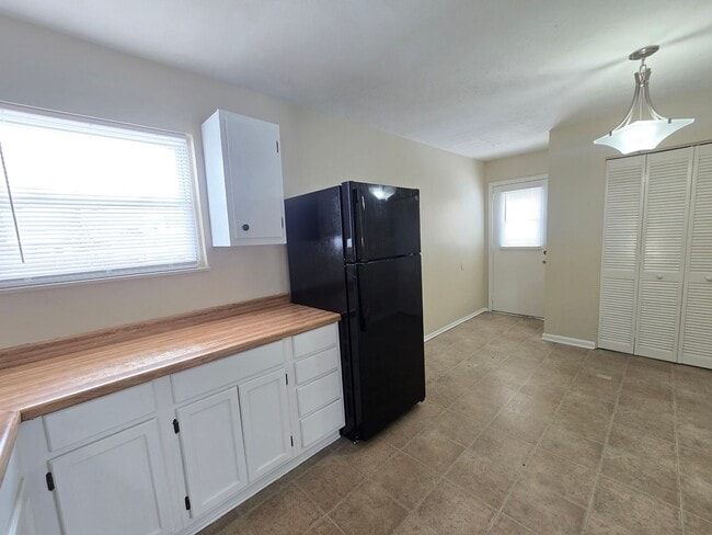 Building Photo - Nice, Recently Renovated, 3 Bedrooms, 1 Bath, Brick Ranch Home available Now! Located on a Cul de...