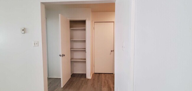 Building Photo - Move In Special - Large Renovated 650sq.ft...