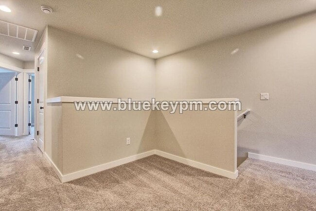 Building Photo - 3 Bed, 2.5 Bath Townhome Near WSU and Legacy Salmon Creek