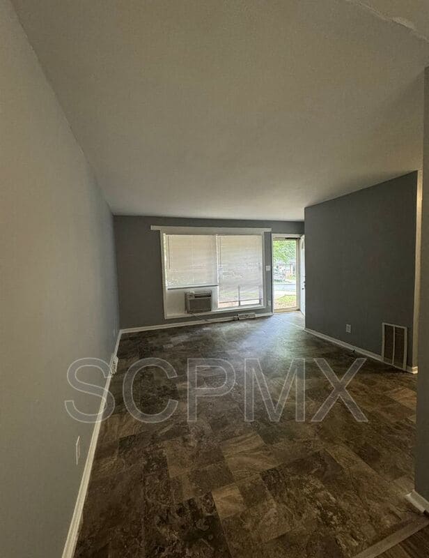 Building Photo - 532 Camrose Dr