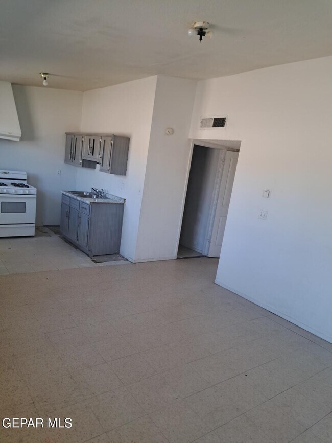 Building Photo - 623 NE Davis St