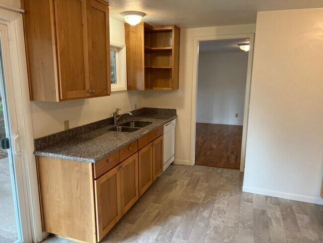 Building Photo - 3 bedroom 1 bathroom single level home!