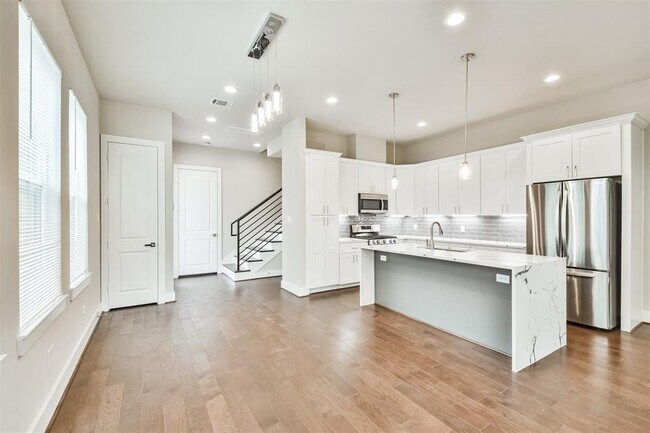 Building Photo - 810 Mansfield St