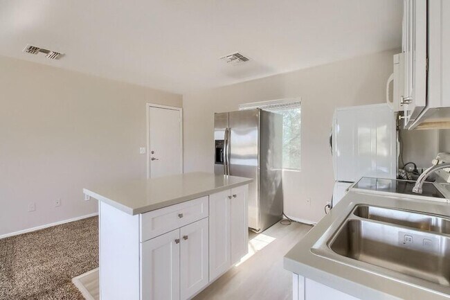 Building Photo - 5323 E Taylor St