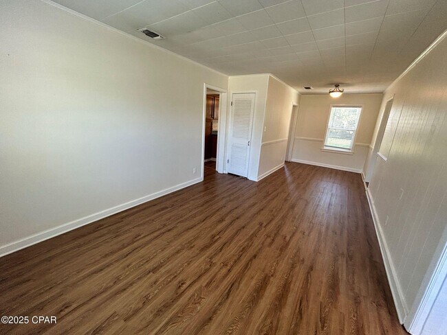 Building Photo - 427 S Macarthur Ave