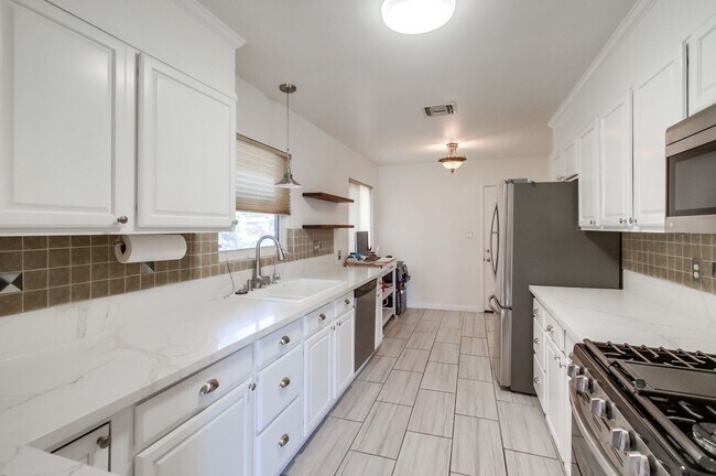 Building Photo - Wonderful SINGLE FAMILY Home with ADU over...