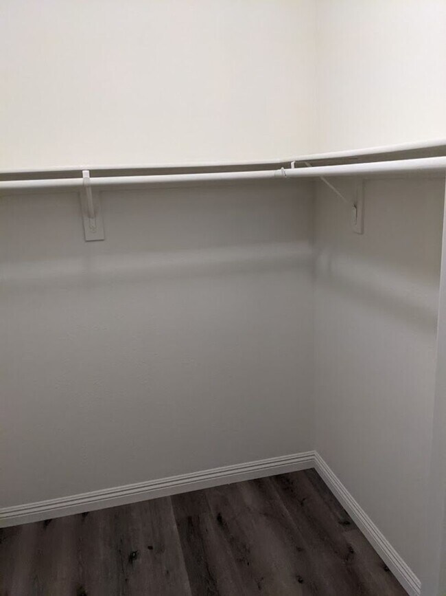 Building Photo - Beautiful 2 Bed/2Bath Lower Unit Condo with 1 Car Garage