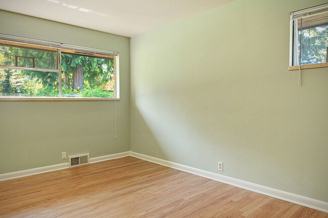 Building Photo - Mid Century Modern in Maple Leaf