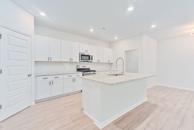 Building Photo - Bright & Spacious Living in Charleston’s Grand Bees!