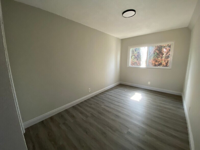 Building Photo - 1226 W 98th St