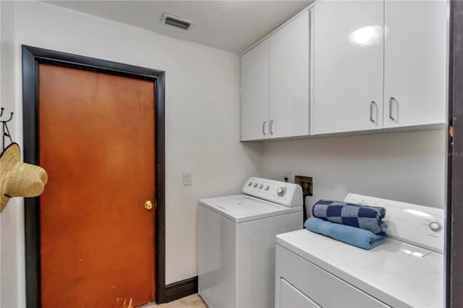 Building Photo - 1542 SE Pinwheel Dr