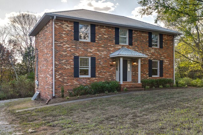 Building Photo - Beautifully Renovated Two Bedroom Duplex – Columbia, TN!