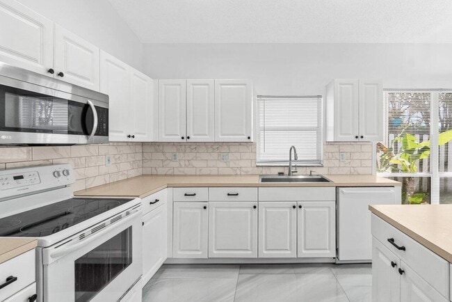 Building Photo - 7589 Colony Lake Dr