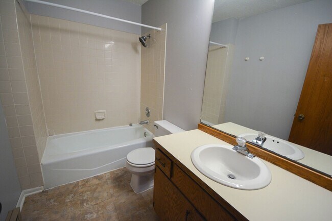 Building Photo - Great pet friendly townhome with private p...