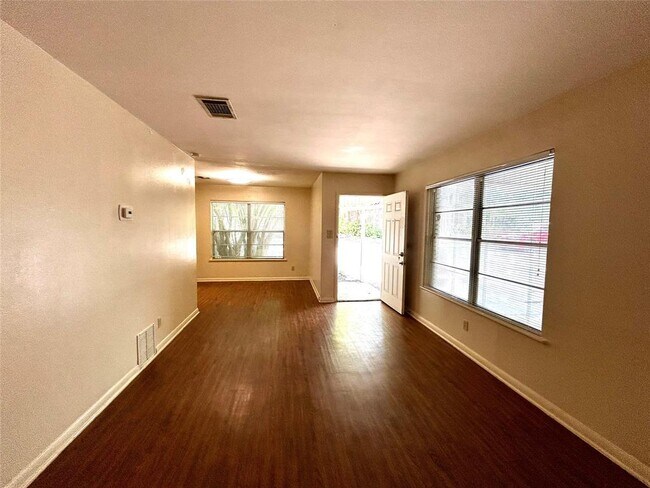 Building Photo - 607 Bellevue Pl