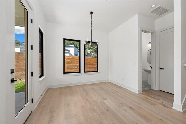 Building Photo - 4010 Valley View Rd