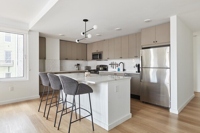 Building Photo - 1b Marshall Dr