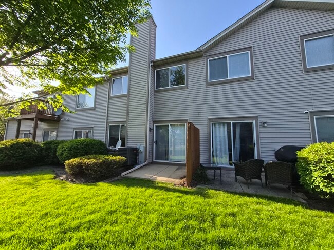 Building Photo - 1015 Woodview Ct